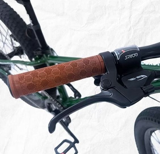Brown grip, shifter and brake lever on the handlebar