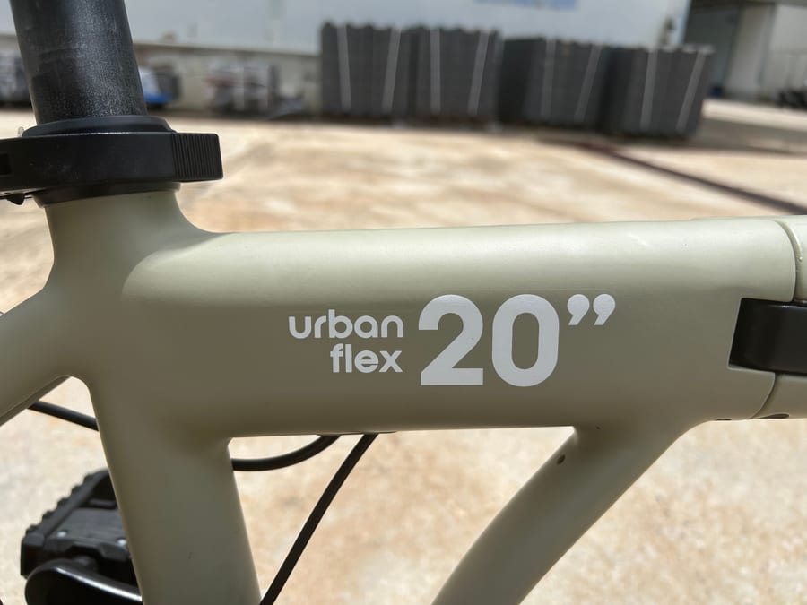 Folding hinge and latch on the Urban Flex top tube